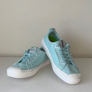 Cariuma Women's OCA Low Eggshell Blue Canvas Sneaker Size 8.5 EUC